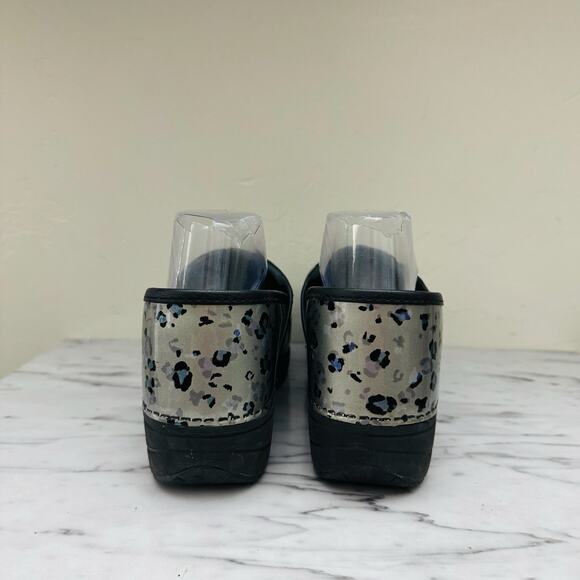 Dansko XP 2.0 Silver Cheetah Print Clogs Women’s Size 8.5 - Picture 5 of 10